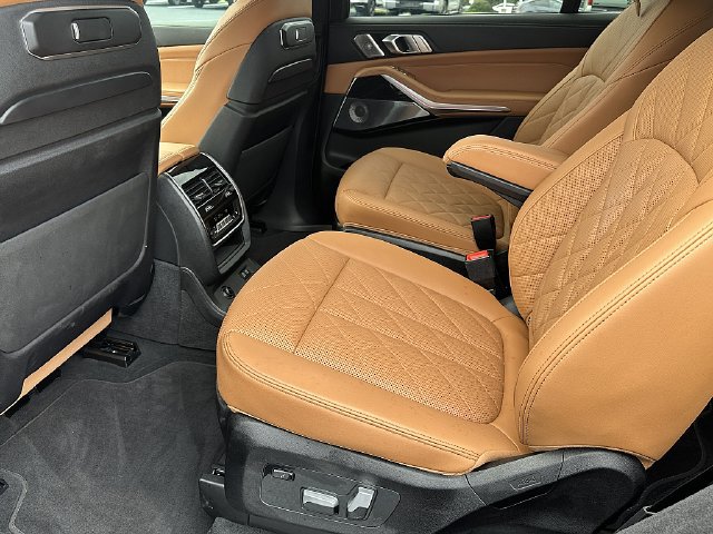 Used 2024 BMW X7 xDrive40i w/ M Sport Package AWD/4WD image 19
