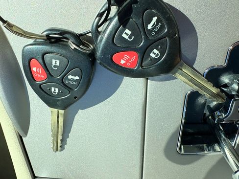 Used 2010 Toyota Camry LE image 41