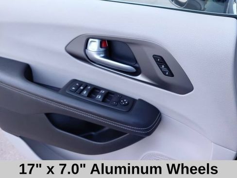 Used 2024 Chrysler Pacifica Touring-L FWD image 15
