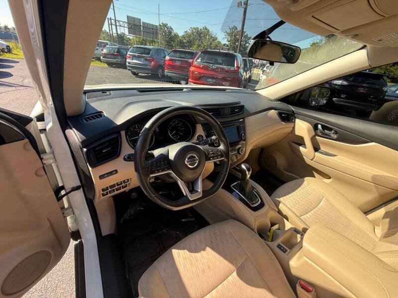 Used 2018 Nissan Rogue SV w/ Premium Package AWD/4WD image 10