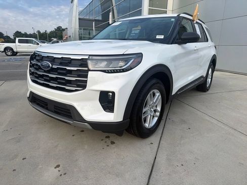 Used 2025 Ford Explorer Active w/ Active Comfort Package RWD image 3