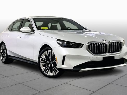 Certified 2026 BMW 530i xDrive w/ Premium Package AWD/4WD image 3