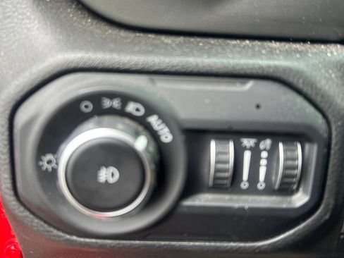 Used 2022 Jeep Wrangler Unlimited Sahara AWD/4WD image 18
