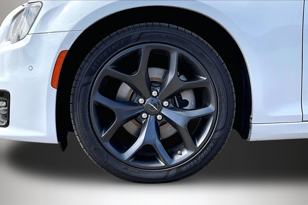 Used 2023 Chrysler 300 S w/ Comfort Group RWD image 32