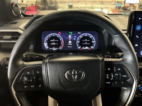 Used 2025 Toyota 4Runner TRD Off-Road Premium AWD/4WD image 24