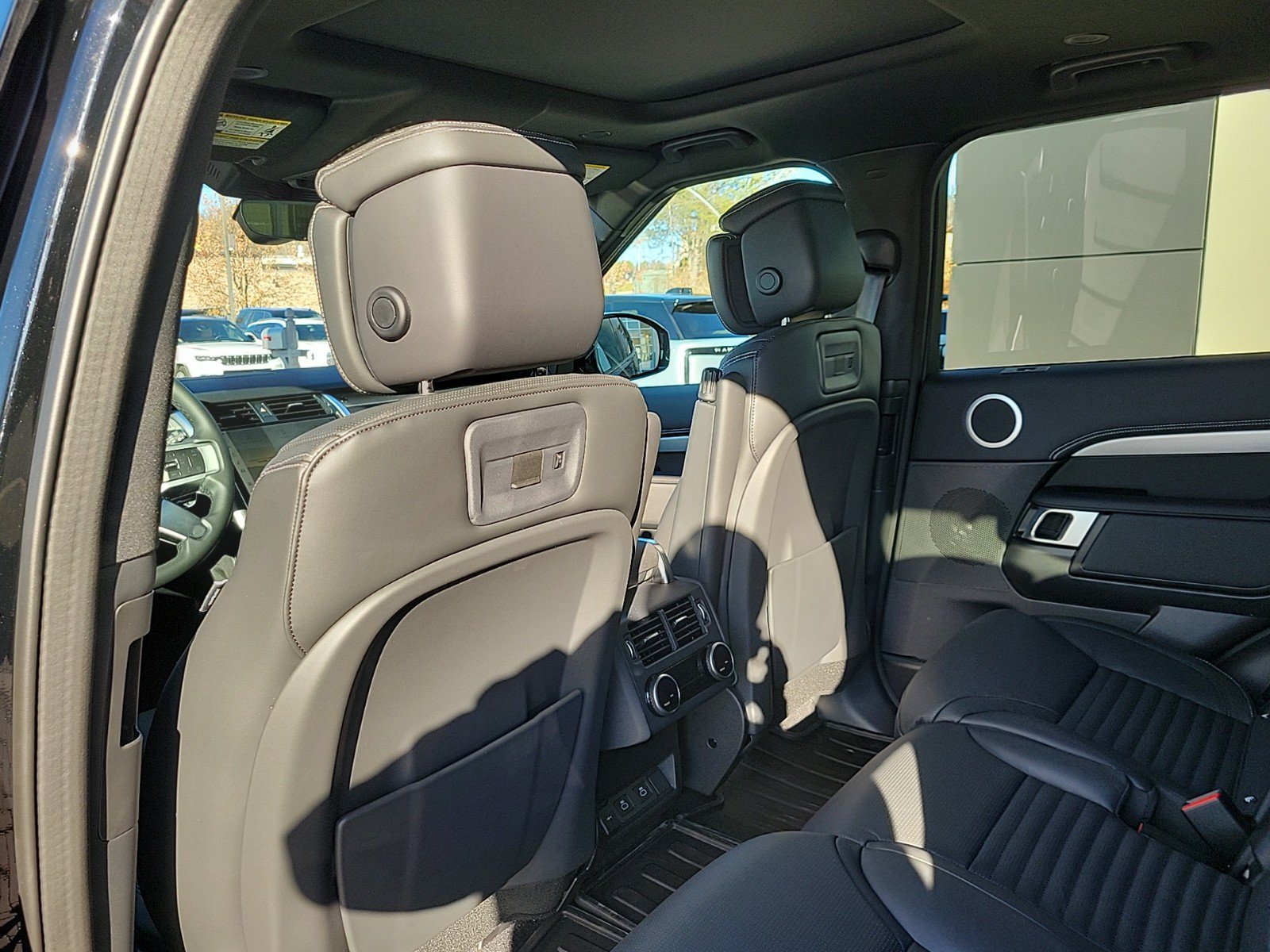 Used 2025 Land Rover Discovery Dynamic SE AWD/4WD image 18