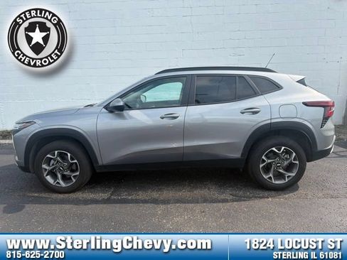 Used 2025 Chevrolet Trax LT FWD image 6