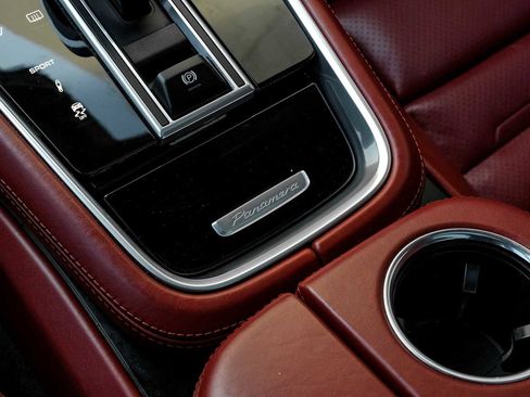 Used 2018 Porsche Panamera 4S image 32