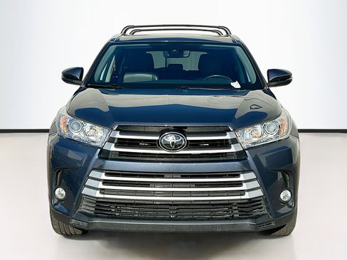 Used 2018 Toyota Highlander XLE image 2