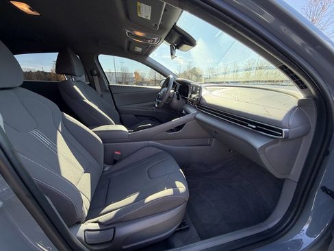 Used 2023 Hyundai Elantra SEL w/ Preferred Accessory Package image 16