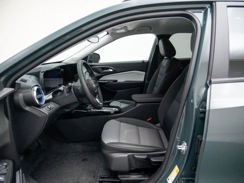 Used 2025 Chevrolet Trax LT w/ Driver Confidence Package image 23