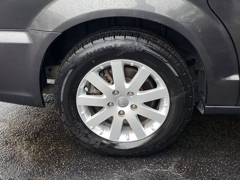 Used 2016 Chrysler Town & Country Touring image 7