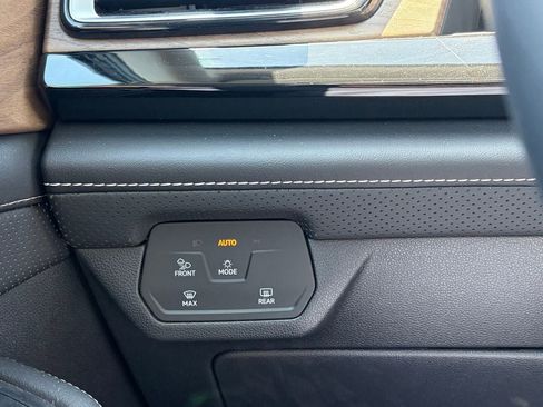 Used 2025 Volkswagen Atlas SE AWD/4WD image 8