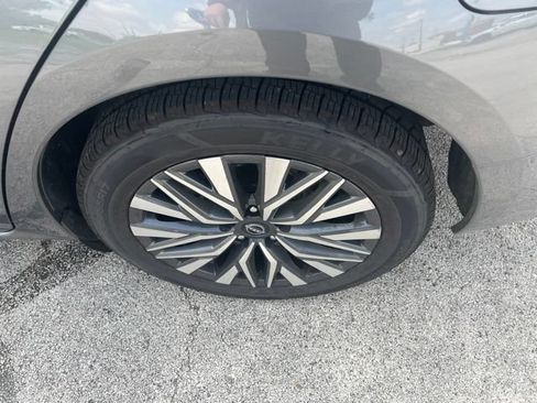 Used 2024 Nissan Altima 2.5 SV FWD image 12