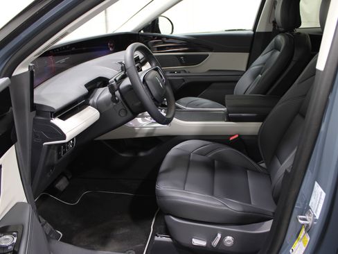 Used 2025 Lincoln Nautilus Premier AWD/4WD image 3