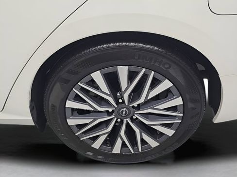Used 2025 Nissan Altima 2.5 SV FWD image 30
