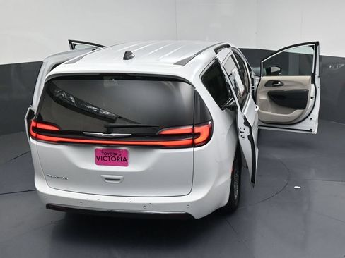 Used 2024 Chrysler Pacifica Touring-L FWD image 22