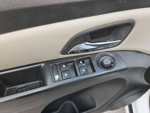 Used 2013 Chevrolet Cruze LS image 15