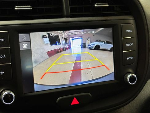 Used 2025 Kia Soul LX w/ LX Technology Package FWD image 18