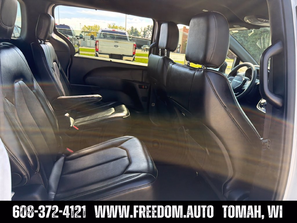 Used 2025 Chrysler Pacifica Select FWD image 32