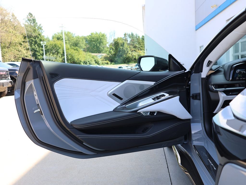 Used 2025 Chevrolet Corvette Z06 w/ Z07 Performance Package RWD image 11