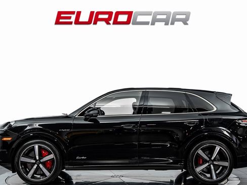 Used 2025 Porsche Cayenne Turbo image 2