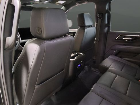 Used 2025 Chevrolet Suburban Z71 image 31