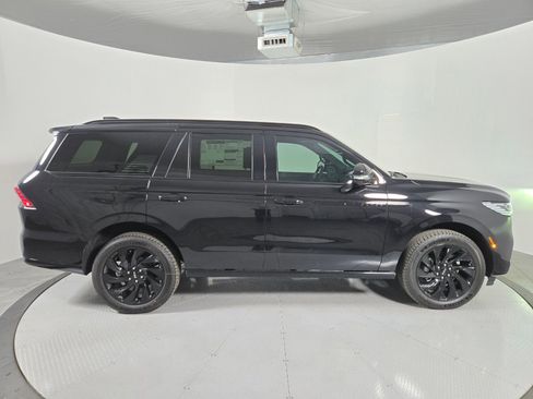 New 2026 Lincoln Navigator Reserve w/ Jet Appearance Package AWD/4WD image 3