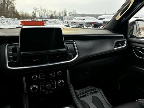 Used 2022 GMC Yukon SLT w/ SLT Premium Package image 16