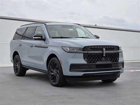 New 2025 Lincoln Navigator Reserve w/ Jet Appearance Package image 3