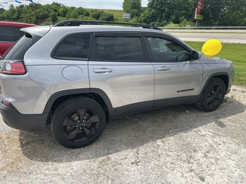 Used 2019 Jeep Cherokee Latitude Plus AWD/4WD image 10