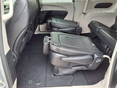Used 2024 Chrysler Pacifica Touring-L FWD image 23