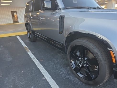 Used 2024 Land Rover Defender 130 X-Dynamic SE image 3