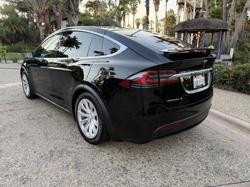 Used 2017 Tesla Model X 75D AWD/4WD image 4