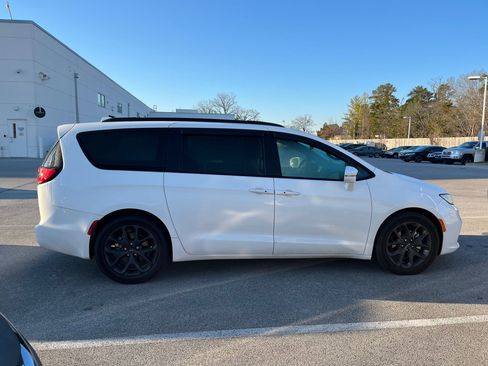 Used 2021 Chrysler Pacifica Touring-L w/ Uconnect Theater Family Group image 5