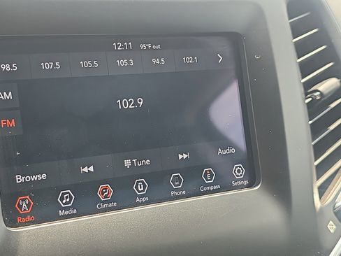Used 2020 Jeep Cherokee Latitude FWD image 30