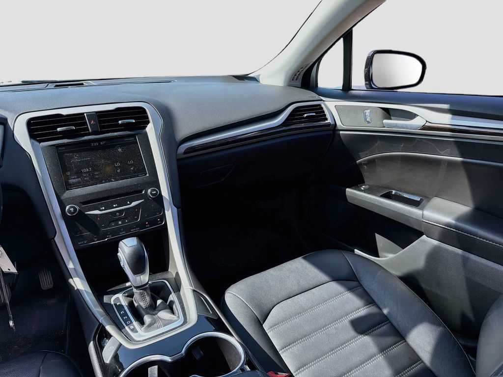 Used 2015 Ford Fusion SE w/ Equipment Group 202A FWD image 24