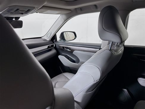 Used 2022 Toyota Highlander Platinum image 21