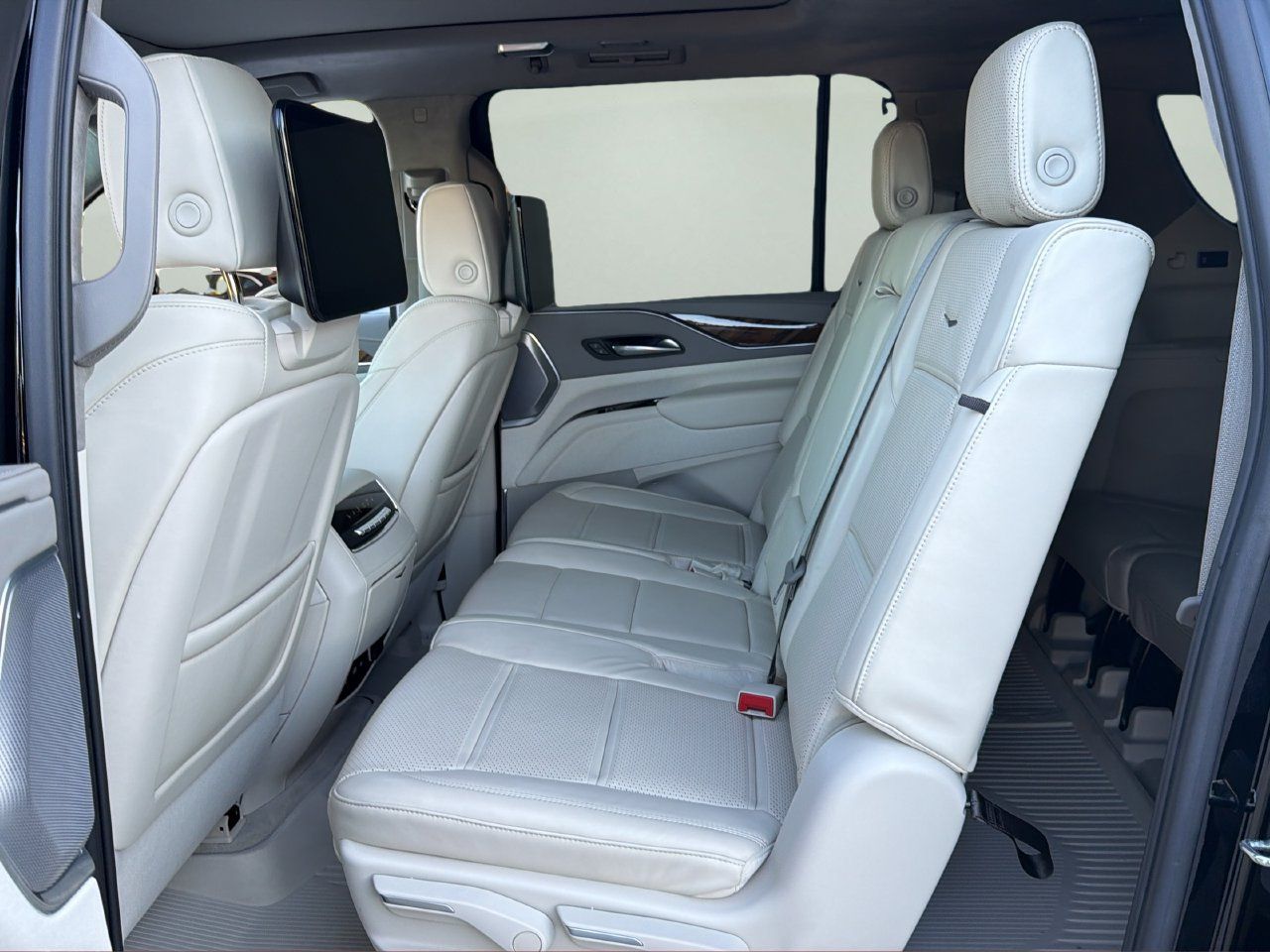 Used 2023 Cadillac Escalade ESV Premium Luxury Platinum AWD/4WD image 15