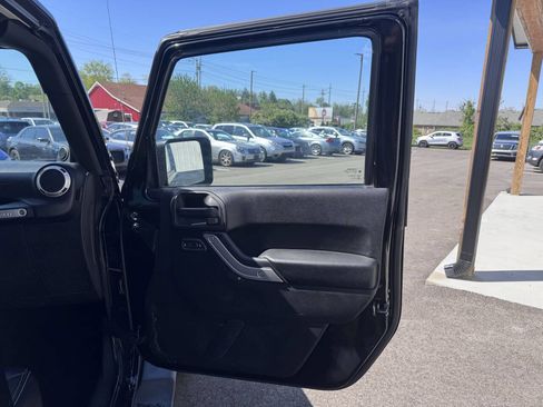 Used 2014 Jeep Wrangler Unlimited Sahara w/ Dual Top Group AWD/4WD image 17
