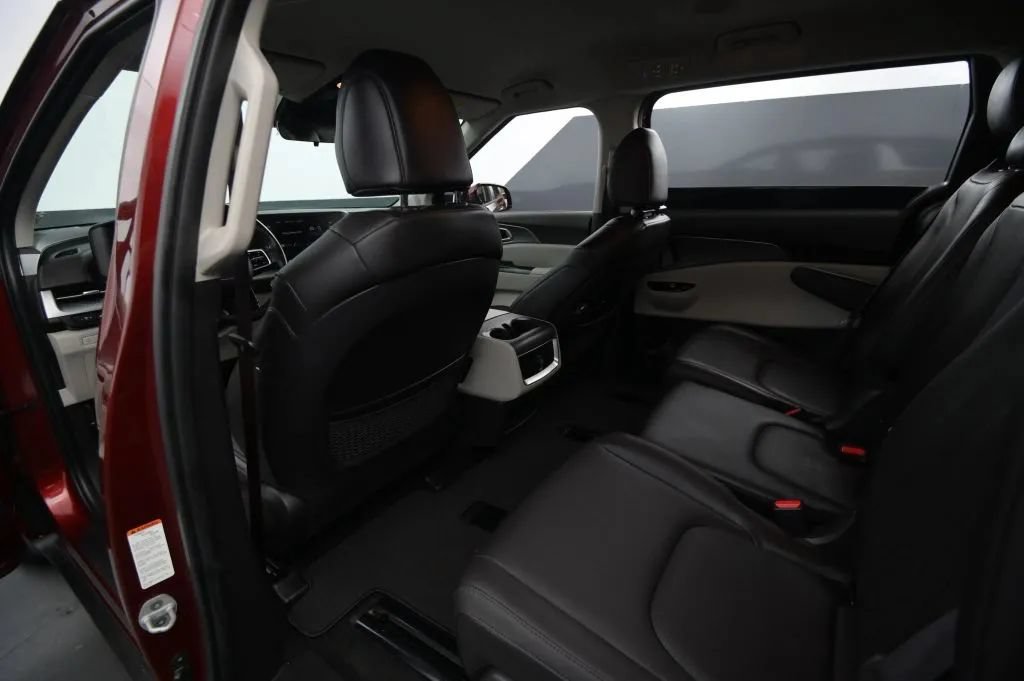 Used 2023 Kia Carnival LX FWD image 43