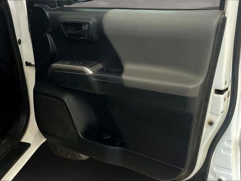 Used 2017 Toyota Tacoma SR image 17