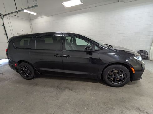Certified 2023 Chrysler Pacifica Limited FWD image 3