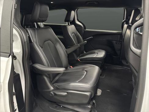 Used 2024 Chrysler Pacifica Select image 30