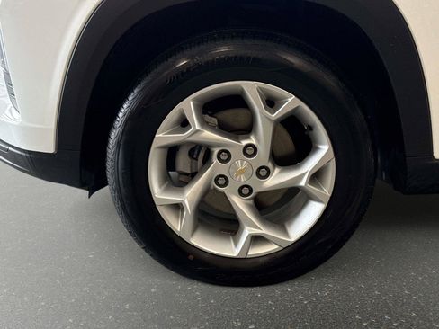 Used 2025 Chevrolet Trax LS w/ LS Convenience Package image 9