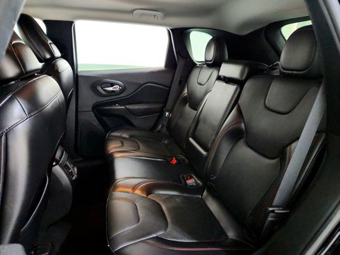 Used 2019 Jeep Cherokee Trailhawk image 17