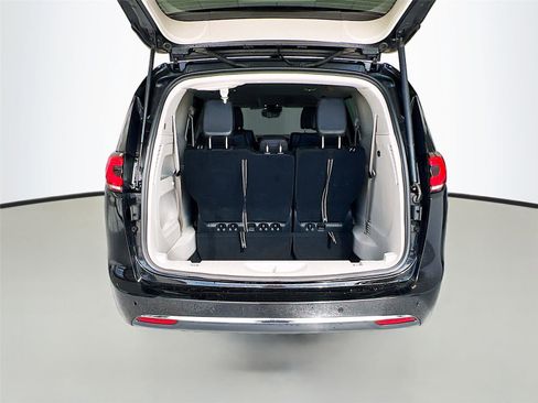 Used 2024 Chrysler Pacifica Touring-L image 24