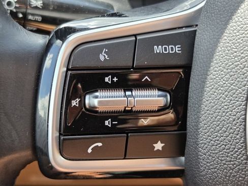 Used 2023 Kia Carnival EX FWD image 22