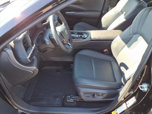 Used 2026 Toyota Crown Limited image 5