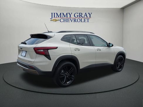 New 2026 Chevrolet Trax ACTIV w/ Sunroof Package FWD image 5